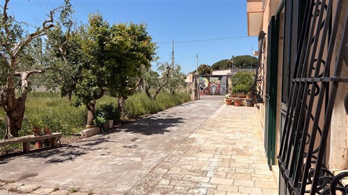 Villa a Pochi Passi, Completa di Tutti i Servizi. Buono Stato.